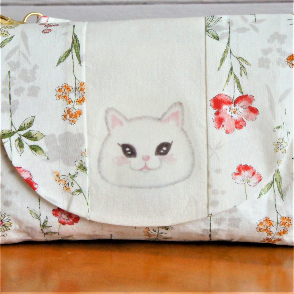 白猫のハンドバッグ